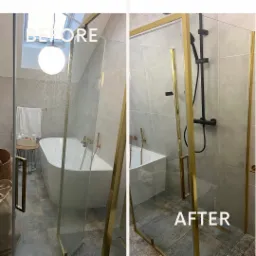 Porównanie kabiny prysznicowej przed i po czyszczeniu: po lewej stronie widoczne zacieki i osad, po prawej lśniąca czystość, złote wykończenia kabiny.