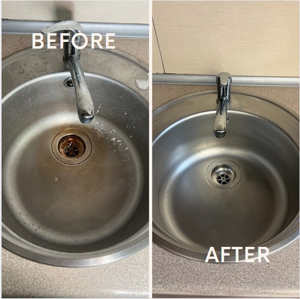 Porównanie: zanieczyszczony zlew kuchenny ze śladami brudu i osadu przed i lśniący, czysty zlew po zabiegu czyszczenia.