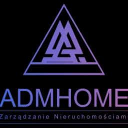 Logo firmy ADMHOME z geometrycznym symbolem trójkąta i napisem 'Zarządzanie Nieruchomościami' w odcieniach fioletu i niebieskiego na czarnym tle.