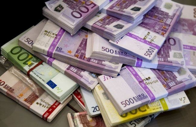 Stosy banknotów euro o różnych nominałach (10, 20, 100, 500) ułożone jeden na drugim, przewiązane banderolami, sugerujące kapitał lub zasoby finansowe.
