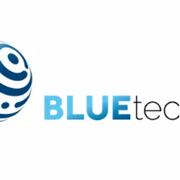 Logo firmy BlueTech z abstrakcyjną, błękitną kulą ziemską z wzorami i napisem BLUEtech w kolorach gradientu niebieskiego.