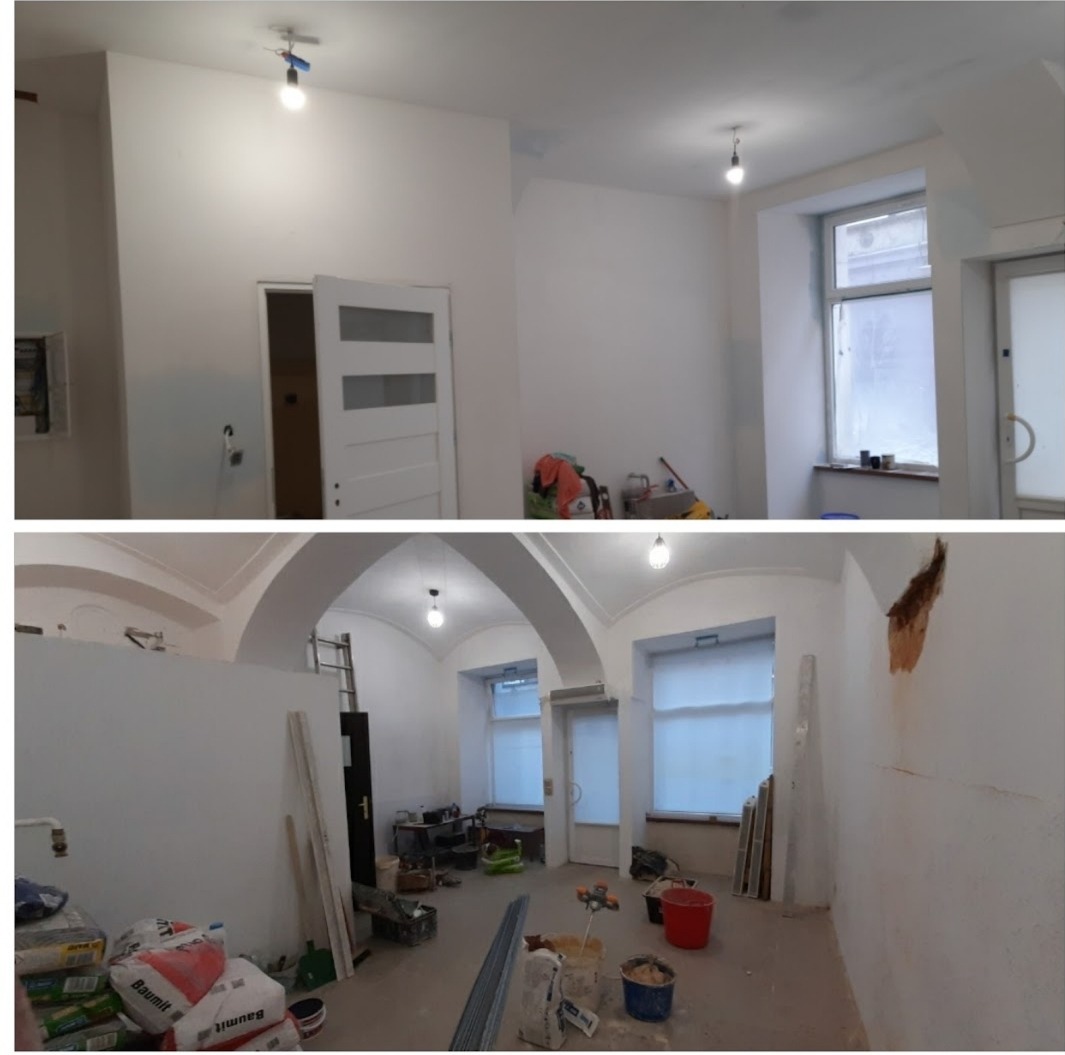 Dwa ujęcia wnętrza w trakcie prac wykończeniowych: świeżo pomalowane ściany na biało, widoczne worki z zaprawą, drabina oparta o ścianę, surowe żarówki pod sufitem, ślady po kuciu na ścianie.