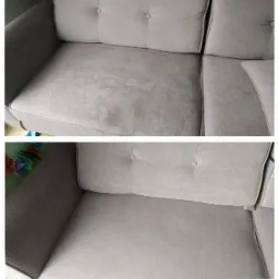 Dwuetapowe ujęcie fragmentu szarej kanapy: g&oacute;rne zdjęcie z widocznymi plamami na siedzisku, dolne zdjęcie po czyszczeniu, ukazujące jednolity kolor i fakturę materiału.