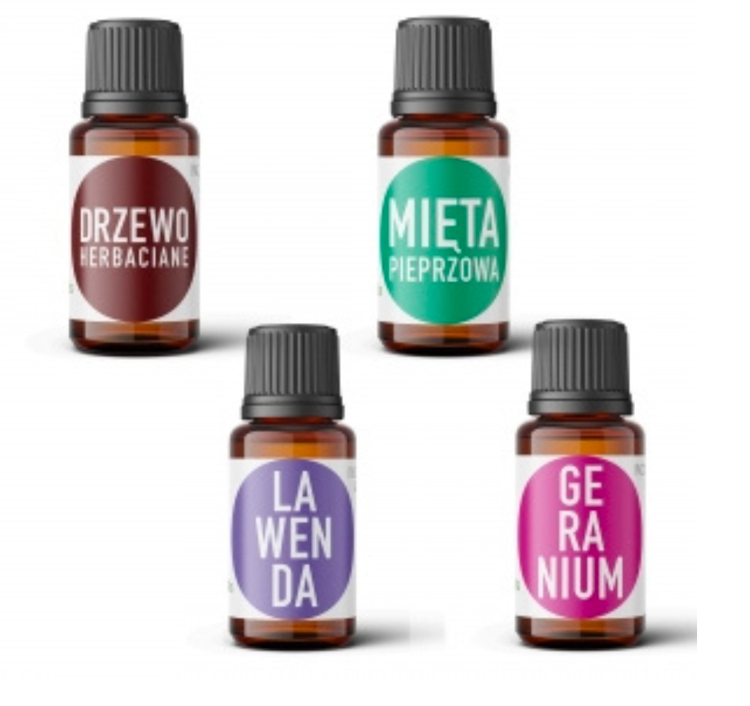 Cztery brązowe buteleczki z ciemnymi zakrętkami, każda z etykietą w innym kolorze: drzewo herbaciane, mięta pieprzowa, lawenda i geranium, ustawione na białym tle.