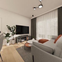 FUNKCJONALNE WNĘTRZE - studio projektowania wnętrz - Wizualizacja salonu z szarą sofą, okrągłymi stolikami kawowymi i telewizorem na szafce RTV. Jasne drewniane podłogi i rośliny doniczkowe dodają wnętrzu przytulności.