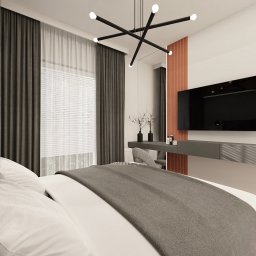 FUNKCJONALNE WNĘTRZE - studio projektowania wnętrz - Nowoczesna sypialnia z łóżkiem, telewizorem na ścianie i designerską lampą sufitową. Stonowana kolorystyka z akcentami brązu. Minimalistyczny wystrój wnętrza.