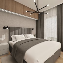 FUNKCJONALNE WNĘTRZE - studio projektowania wnętrz - Nowoczesna sypialnia z łóżkiem, szafką nocną z książką Chanel, lampami ściennymi i designerską lampą sufitową. Stonowana kolorystyka, drewniane akcenty.