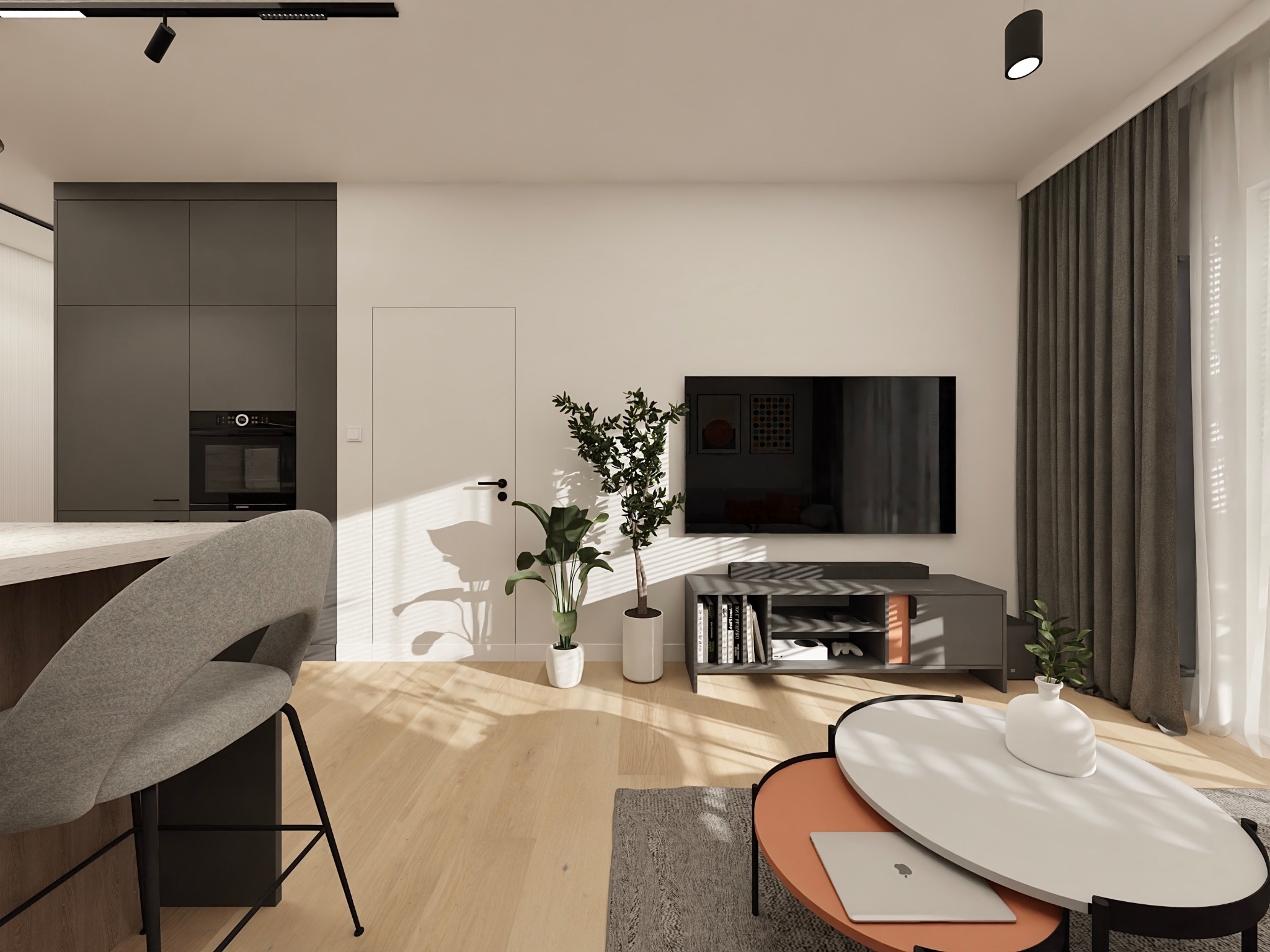 Nowoczesny salon z szarą zabudową kuchenną, drewnianą podłogą i stolikiem kawowym z laptopem. Minimalistyczny design z roślinami doniczkowymi i zasłonami.