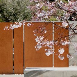 Ogród prywatny - elementy małej architektury wykonane z cortenu donice i panele dekoracyjne będące również ogrodzeniem 