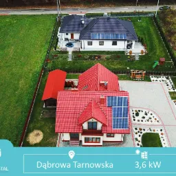 Dwa domy jednorodzinne z panelami słonecznymi na dachach, widok z drona, zadbane ogrody, czerwona dachówka na jednym z domów, szara na drugim.