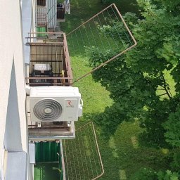 Montaż klimatyzacji na barierce balkonowej w bloku w Tarnobrzegu. Jeśli klientowi zależy na montażu klimatyzacji poza balkonem wtedy klimatyzator montujemy na poręczy balkonowej. Każde zlecenie realizujemy terminowo oraz z montażem bezpyłowym.
