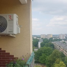 Montaż klimatyzacji na balkonie w wieżowcu w Stalowej Woli. Firma Tktech doradzamy wybór klimatyzacji, montujemy bezpyłowo oraz serwisujemy klimatyzatory na terenie Stalowej Woli i okolicach w blokach, mieszkaniach, domach całkowicie wykończonych.