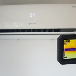 Testowy pomiar kamerą termowizyjną temperatury na wylocie splita tuż po montażu klimatyzacji u klienta w bloku w Tarnobrzegu. Firma Tktech ze Stalowej Woli - w naszej ofercie znajdą Państwo urządzenia producentów jak: Fujitsu, LG, Mitsubishi, Rotenso. 