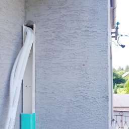 Wyprowadzenie przewodów freonowych i elektrycznego oraz skroplin z pokoju na balkon. Jednostka zewnętrzna klimatyzacji została usytuowana na balkonie. Montaż przeprowadzony w domku jednorodzinnym w Sandomierzu - firma Tktech Stalowa Wola.