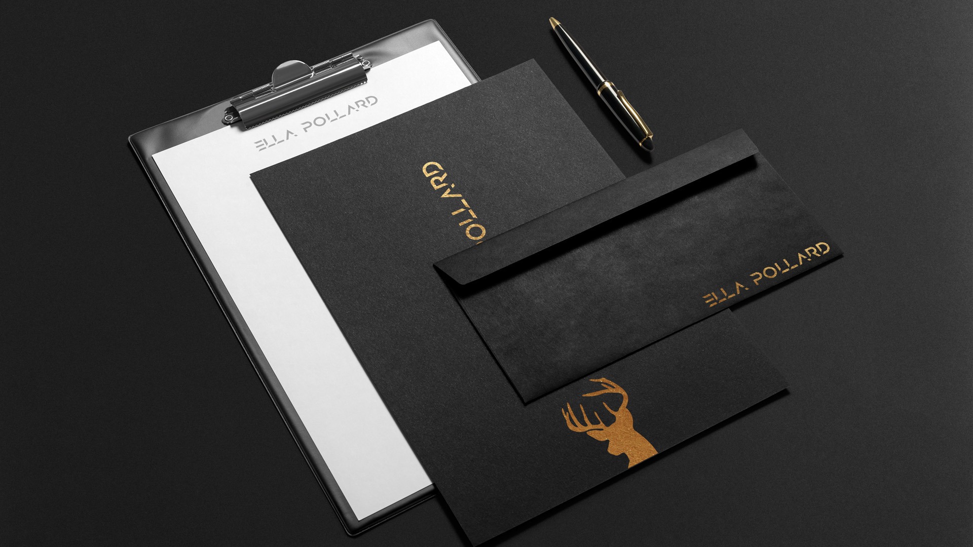 Czarny papier firmowy z logo i złotym tekstem na desce z klipsem, koperta i długopis na ciemnym tle.
