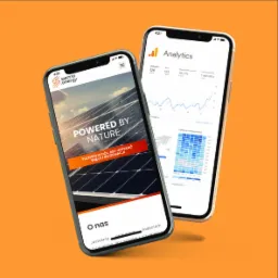 Dwa smartfony na pomarańczowym tle. Na ekranie jednego widoczna strona internetowa z panelami słonecznymi i napisem 'Powered by Nature', a na drugim ekran z danymi analitycznymi w postaci wykresów...