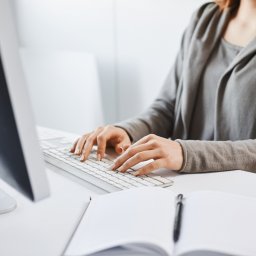 Tłumaczenia: Dyplomów i Apostille, Paszportów, Aktów Małżeństwa, Aktów Urodzenia, Zaświadczeń Lekarskich, Karty Szczepień, Wyciągi z Rejestru Państwowego, Raporty Oceny Skuteczności, Orzeczenia Sądu, Akty Notarialne