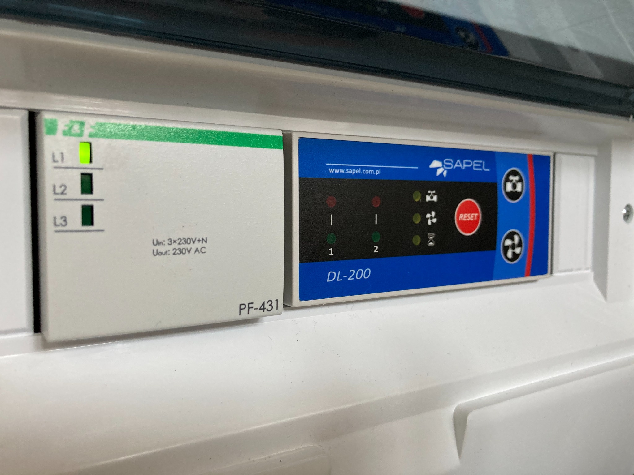 System na szynie DIN35 do sterowania wentylacja w garazu podziemnym.