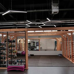Wnętrze siłowni FitFabric zaprojektowanej przez Inana