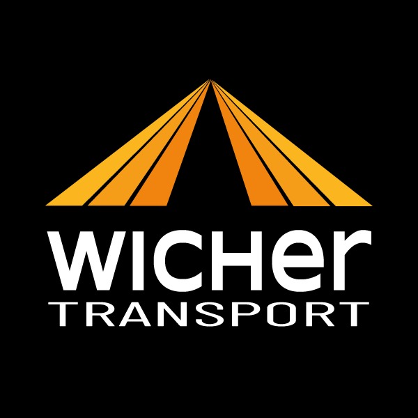 Logo firmy transportowej Wicher Transport na czarnym tle, z abstrakcyjnym symbolem drogi w kolorze pomarańczowym.