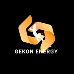 Logo firmy Gekon Energy z sylwetką gekona wewnątrz pomarańczowej, zakrzywionej wstęgi na czarnym tle.