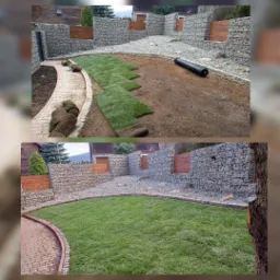 Dwa ujęcia ogrodu: górne pokazuje rozkładane rolki trawy na przygotowanym terenie z kamiennym murem gabionowym w tle, dolne prezentuje ten sam ogród po ułożeniu trawy, z widocznym ceglanym...