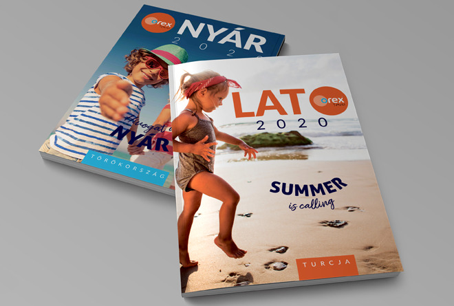 Dwa katalogi reklamowe leżące na szarym tle. Okładka jednego z nich przedstawia chłopca na plaży i napis 'NYAR 2020'. Drugi katalog pokazuje dziewczynkę na plaży i napis 'LATO 2020'. Oba zawierają...