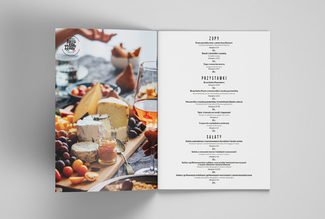 Otwarta broszura reklamowa restauracji z ilustracją deski serów i kieliszkiem wina różowego oraz menu z cenami.