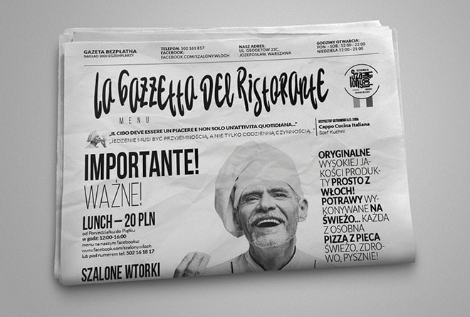 Czarno-białe zdjęcie gazety reklamowej włoskiej restauracji, z uśmiechniętym szefem kuchni w tle, promującej lunch i pizzę z pieca, z informacjami kontaktowymi i adresem.