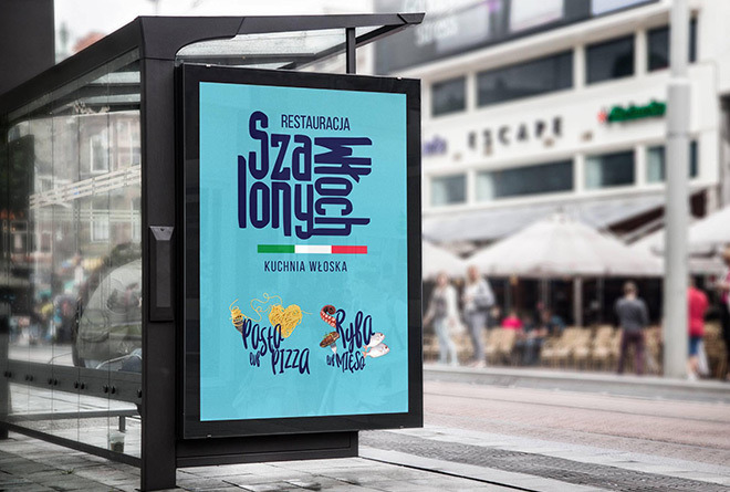 Billboard z niebieskim tłem prezentujący logo restauracji włoskiej 'Szalone Włochy' z grafikami makaronu i ryb, umieszczony na przystanku autobusowym w miejskiej scenerii.