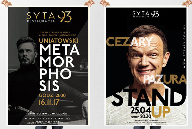 Dwa plakaty reklamowe restauracji Syta 93, jeden z wizerunkiem Sławka Uniatowskiego, drugi z Cezarym Pazurą, trzymane w rękach.