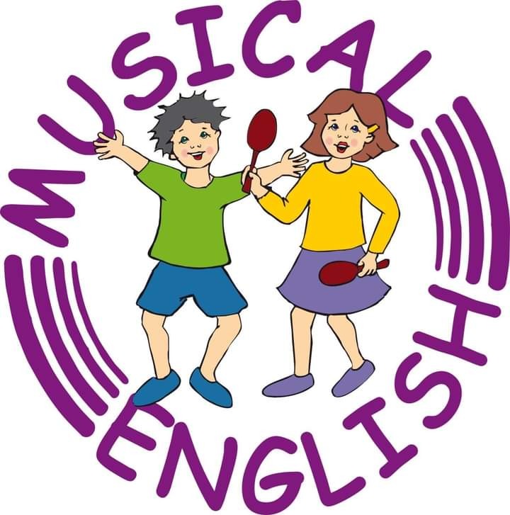 Ilustracja: Dzieci z rakietkami do tenisa stołowego na tle napisu 'Musical English' w fioletowym okręgu.