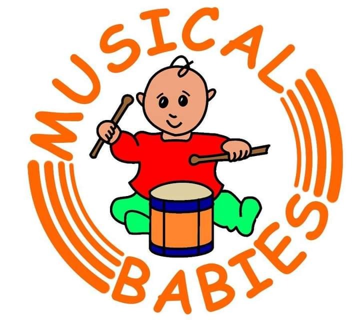 Kolorowa ilustracja logo 'Musical Babies' przedstawiająca uśmiechnięte niemowlę z pałeczkami perkusyjnymi grające na pomarańczowym bębnie z niebieskimi obręczami, otoczone pomarańczowym napisem.