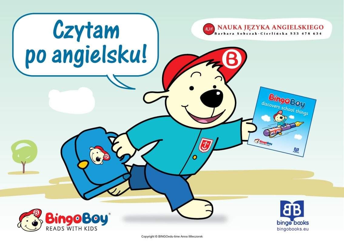 Ilustracja przedstawia animowanego psa w czerwonej czapce i niebieskim mundurku, biegnącego z niebieskim plecakiem i trzymającego książkę 'BingoBoy discovers school things', z dymkiem 'Czytam po...