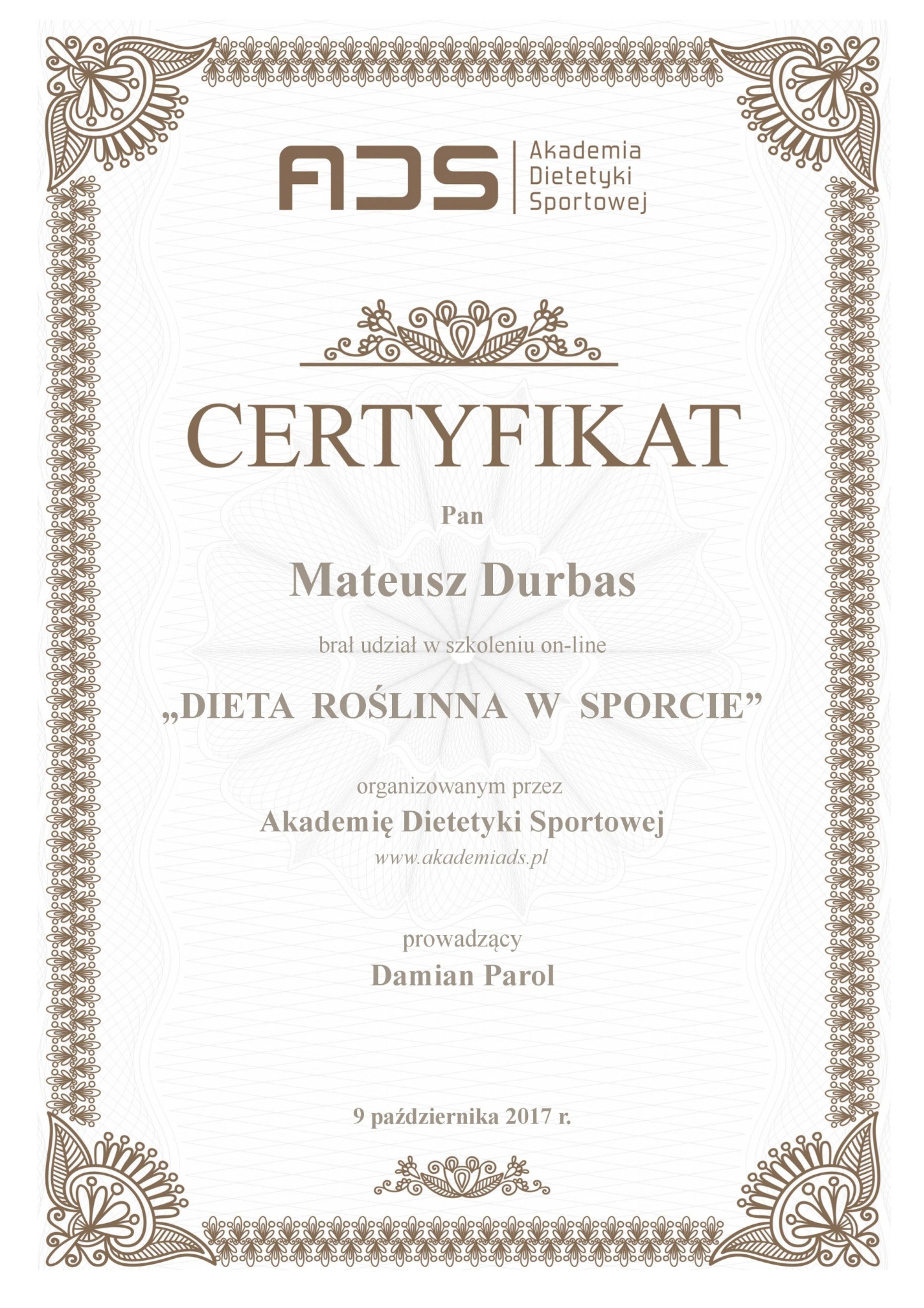Certyfikat Akademii Dietetyki Sportowej dla Mateusza Durbasa za udział w szkoleniu online 'Dieta Roślinna w Sporcie', wydany 9 października 2017 roku.