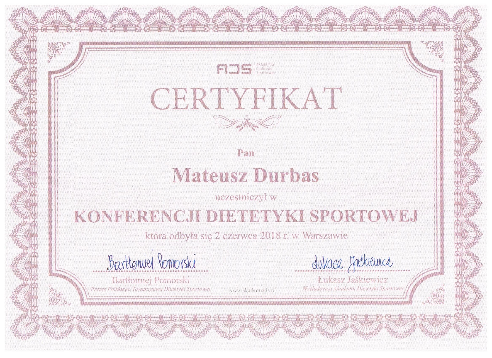 Certyfikat uczestnictwa w Konferencji Dietetyki Sportowej dla Mateusza Durbasa, wydany przez Akademię Dietetyki Sportowej w Warszawie, podpisany przez Bartłomieja Pomorskiego i Łukasza Jaśkiewicza.