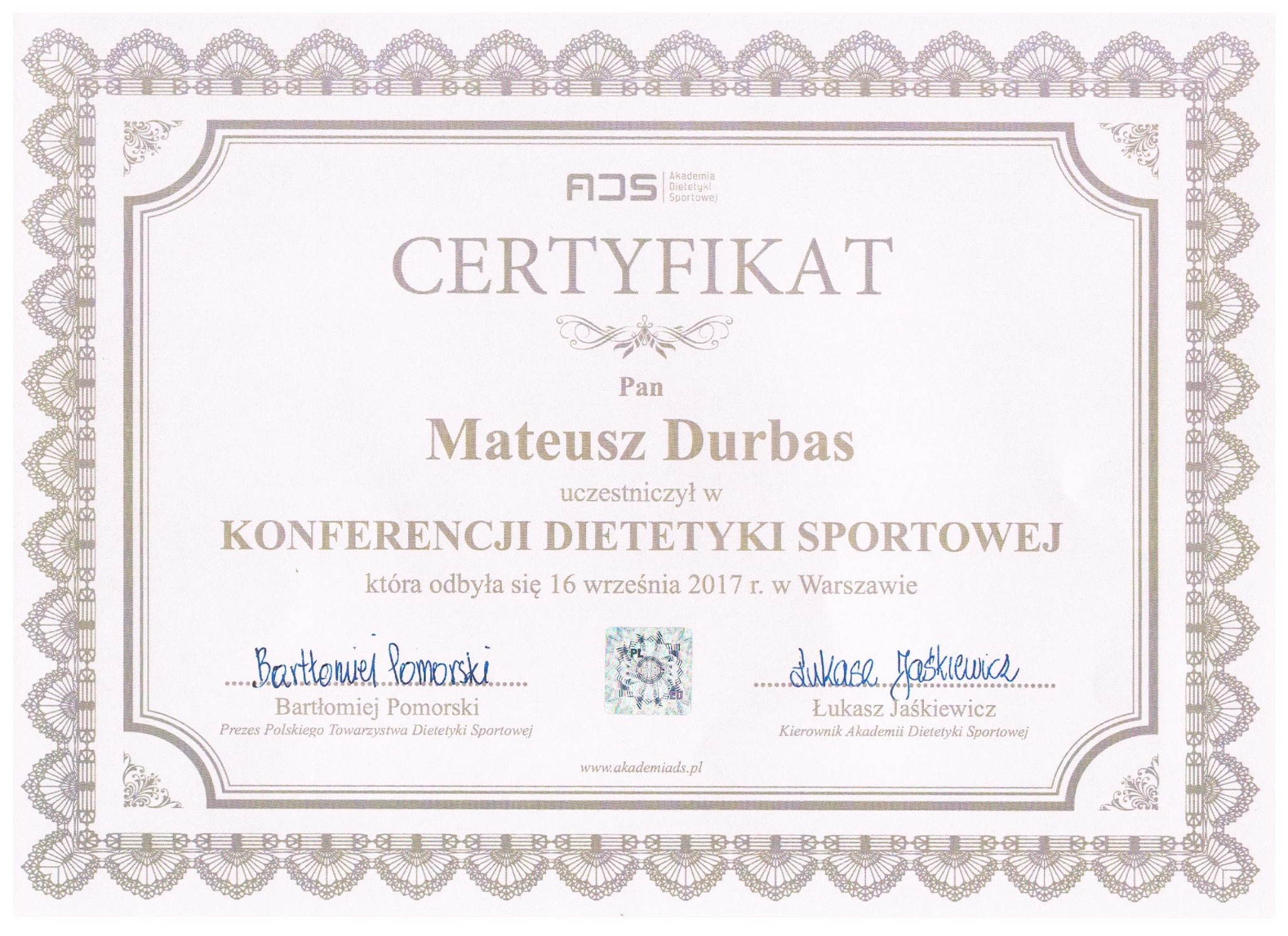 Certyfikat uczestnictwa w konferencji dietetyki sportowej dla Mateusza Durbasa, wydany przez Akademię Dietetyki Sportowej, z podpisami Bartłomieja Pomorskiego i Łukasza Jaśkiewicza.
