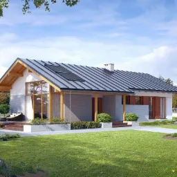 Nowoczesny parterowy dom z szarą blachodachówką, drewnianymi elementami konstrukcyjnymi i panelami słonecznymi na dachu, otoczony zadbanym trawnikiem i zielenią.