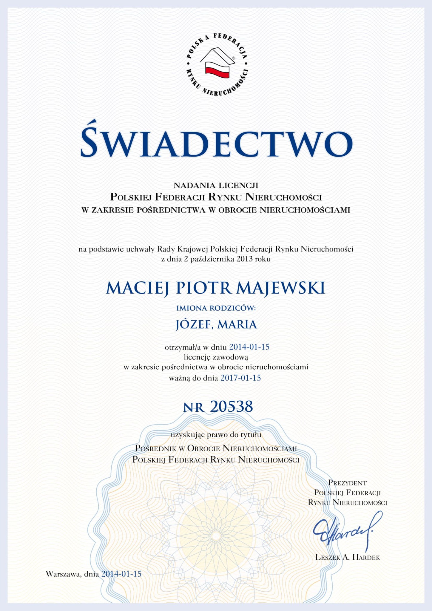 Skan świadectwa nadania licencji pośrednika w obrocie nieruchomościami, wydanego przez Polską Federację Rynku Nieruchomości dla Macieja Piotra Majewskiego, z datą ważności do 2017-01-15.