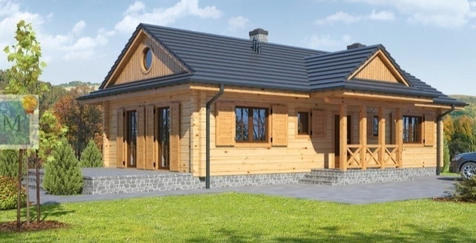 Parterowy dom z bali z szarą dachówką, okrągłym oknem na szczycie i drewnianymi okiennicami, otoczony zielonym trawnikiem i drzewami w tle.