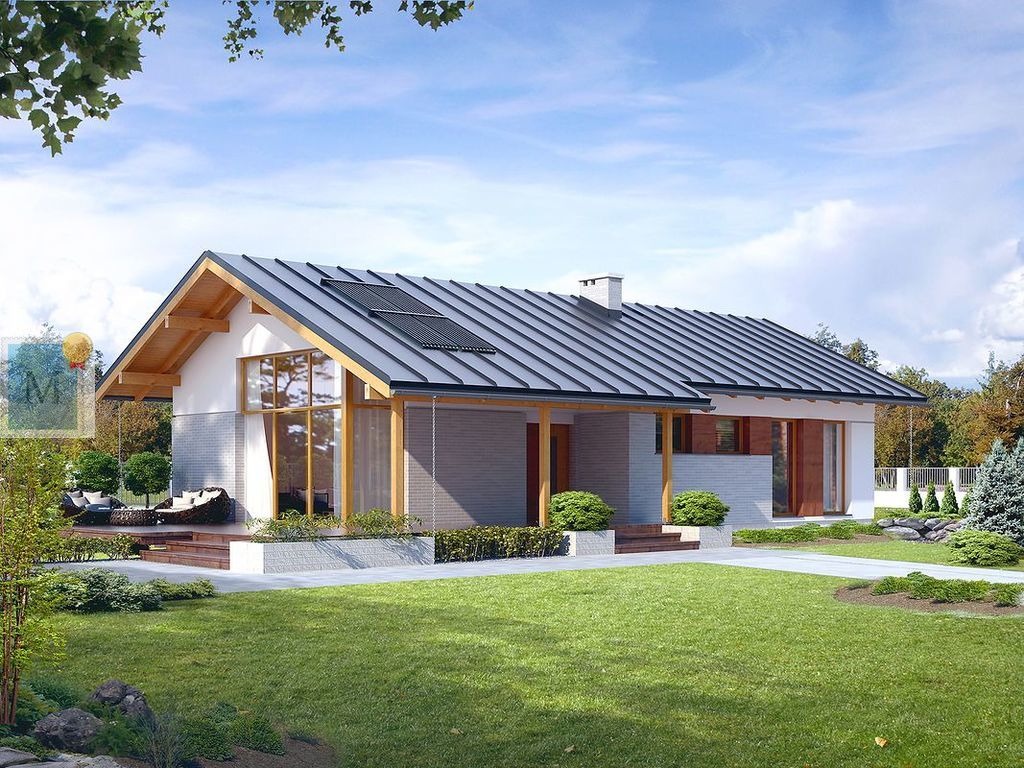 Nowoczesny parterowy dom z szarą blachodachówką, drewnianymi elementami konstrukcyjnymi i panelami słonecznymi na dachu, otoczony zadbanym trawnikiem i zielenią.