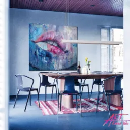 Abstrakcyjny obraz przedstawiający usta zawieszony nad stołem w jadalni z krzesłami, winem i kwiatami. Widok zza rogu ściany.