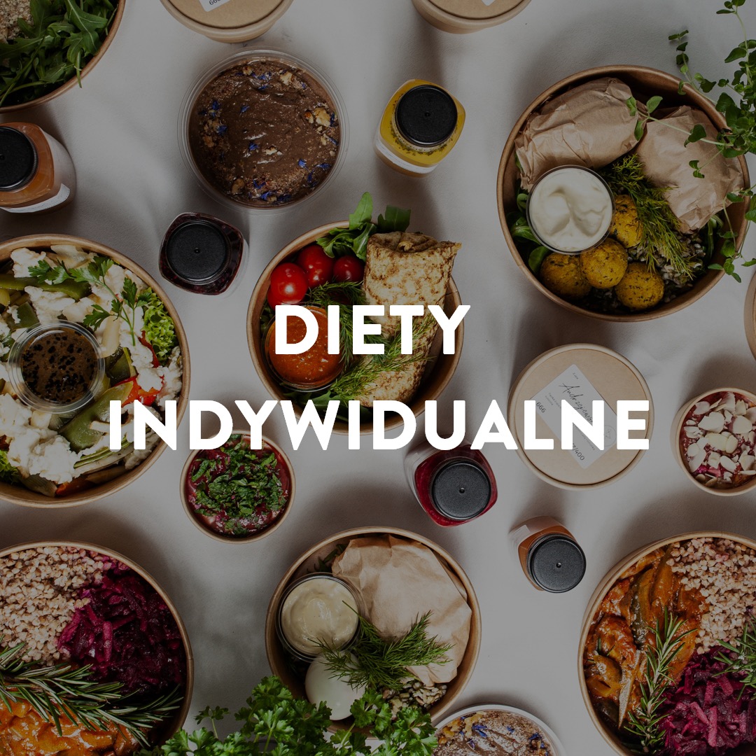 Kompozycja z góry: różnorodne dania w ekologicznych miseczkach i butelkach, z centralnie umieszczonym napisem 'Diety Indywidualne'.