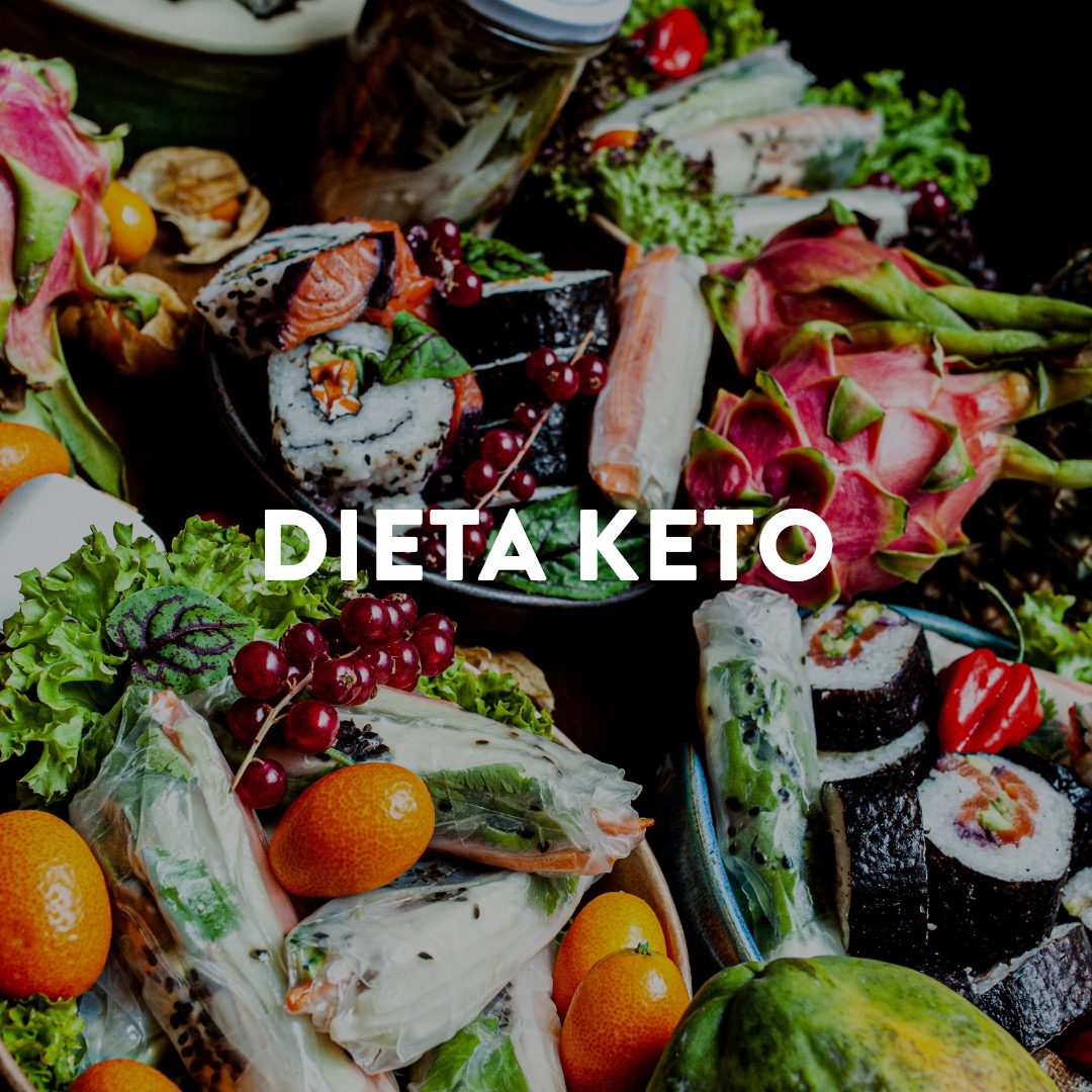 Bogaty wybór dań i przekąsek w stylu keto: rolki ryżowe, sushi, egzotyczne owoce, dekorowane świeżymi ziołami i czerwonymi porzeczkami, ułożone na ciemnym tle.