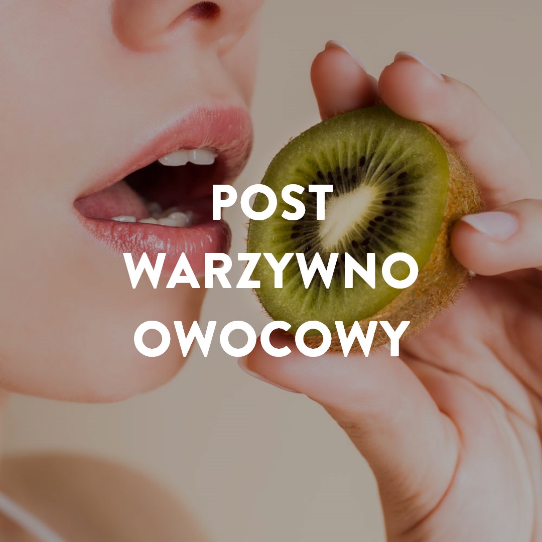 Kobieta z otwartymi ustami, trzymająca połówkę kiwi blisko ust, z widocznym miąższem i drobnymi czarnymi pestkami.