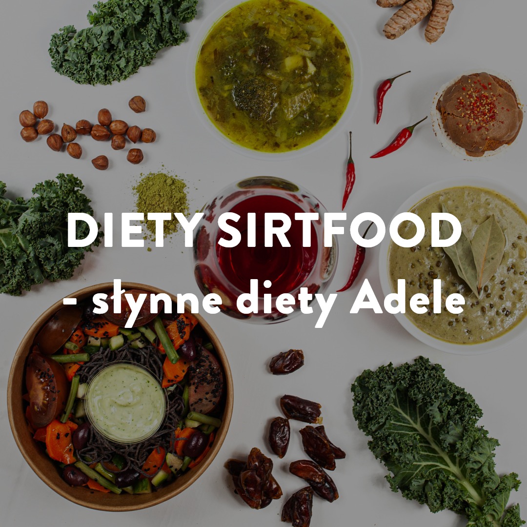 Kompozycja z czterech dań diety Sirtfood w Warszawie: zupa krem z zielonych warzyw, zupa krem z soczewicy, sałatka z czarnym makaronem i warzywami, deser czekoladowy, uzupełnione o jarmuż, daktyle,...