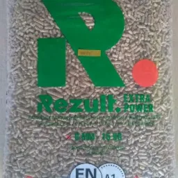 Worek peletu drzewnego marki Rezult Extra Power, 6mm, 15kg, z certyfikatem ENplus A1, zapakowany w przezroczysty worek foliowy.