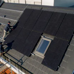 Instalacje fotowoltaiczne na domach modułowych