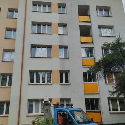 Volton sp. z o.o. - efekt mycia elewacji myjką wysokiego i niskiego ciśnienia ze środkami czystości, przygotowane do malowania