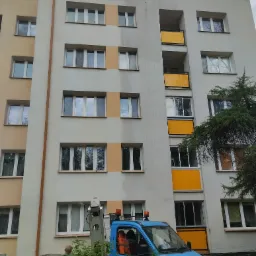 efekt mycia elewacji myjką wysokiego i niskiego ciśnienia ze środkami czystości, przygotowane do malowania